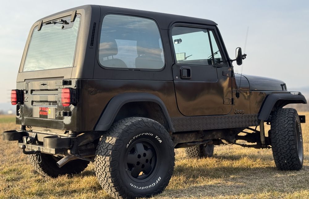 Vând Jeep Wrangler Yj 2.5 l benzina