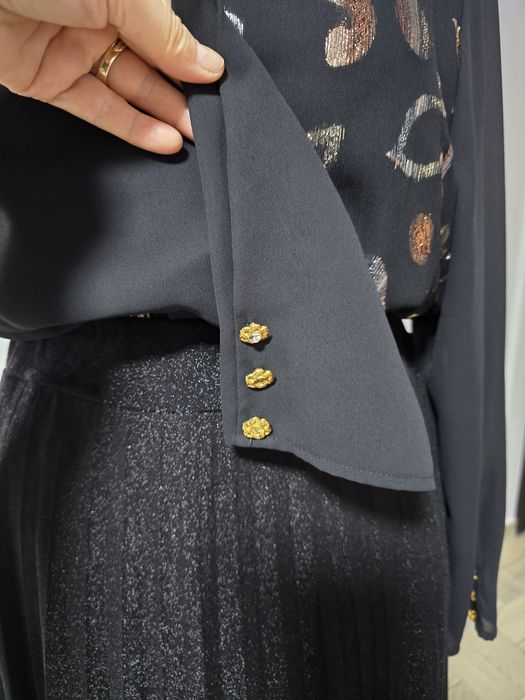 Fusta neagra plisata cu glitter, model cu talie elastica