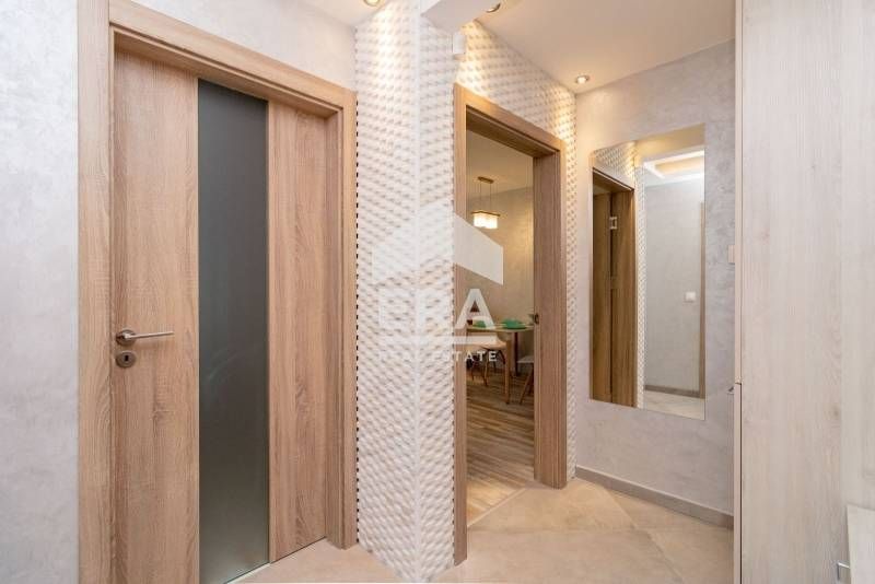 Двустаен, луксозно обзаведен апартамент под наем, с подземно паркомяст