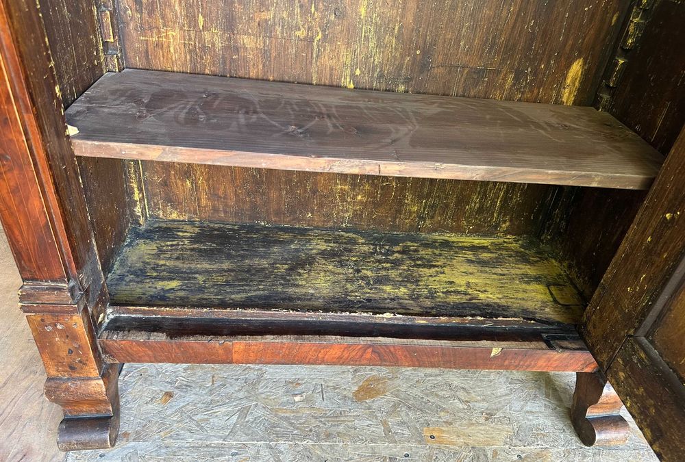 Dulap Vintage Stil Biedermeier cu furnir de nuc; Sifonier vechi din lemn masiv