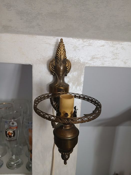 Aplica de perete,cu abajur.