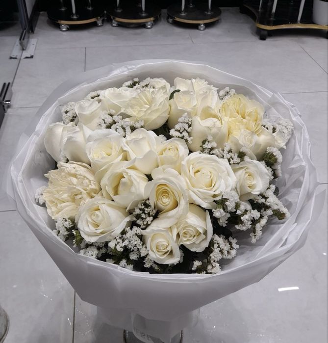 Buket gullar atirgullar oq qizil roxiviy