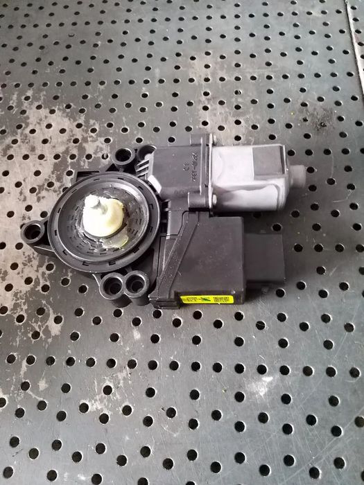 Motoras macara dreapta spate kia ceed 2 617013201 83460a2010