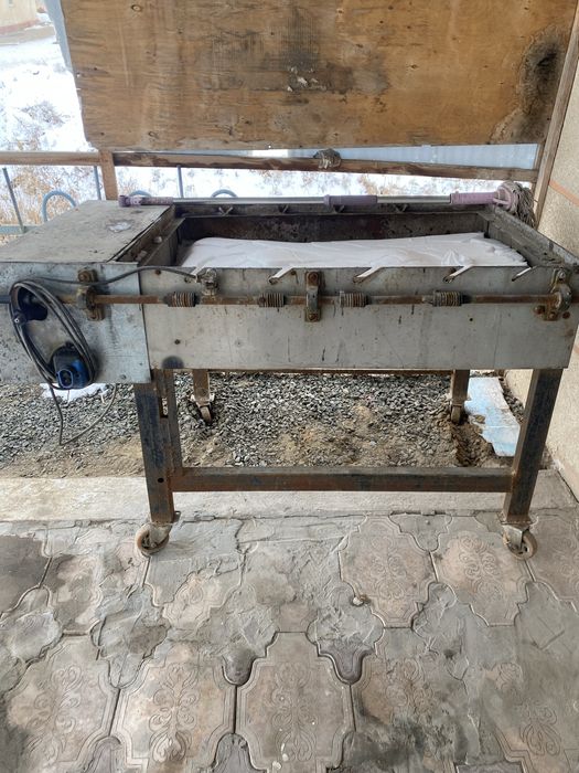 Grill apparat sotiladi matorli komir yoqiladi