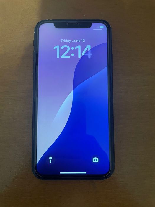 Продавам черен iPhone XR 64gb