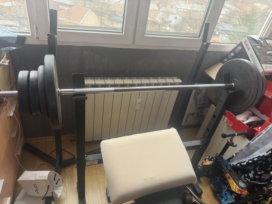 Фитнес лежанка Bench900 с 45кг дискове на нея , стойки за клек-лост