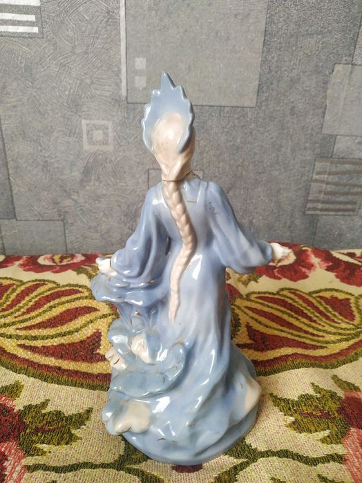 Продается фарфоровая статуэтка