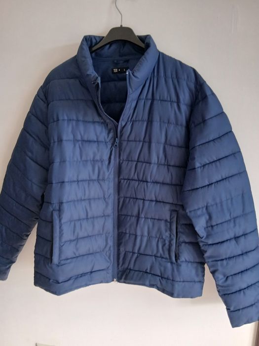 Vand geaca matlasata primavara unisex marime 48 sau XXL stare perfecta
Dimensiuni:
- lungimea 75 cm
- latimea intre umeri 50 cm
- latimea intre axile
