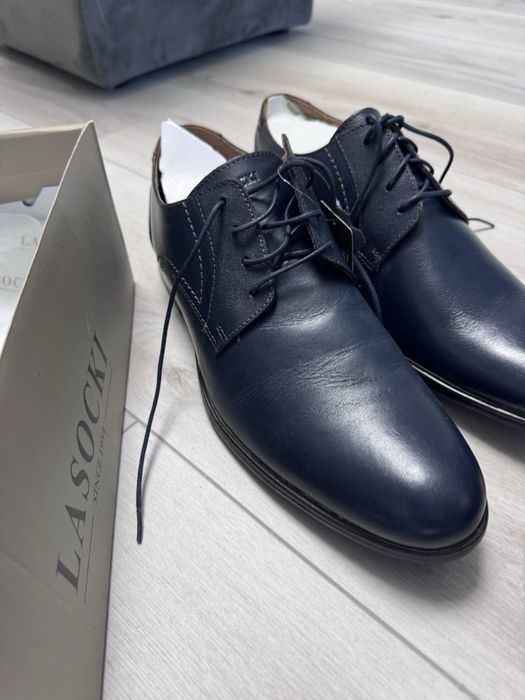 Vand pantofi din piele pentru barbati marimea 44 , firma Lasocki.