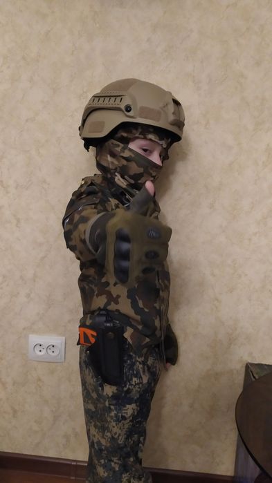 Шлем каска форма военаая Китай пластикновые