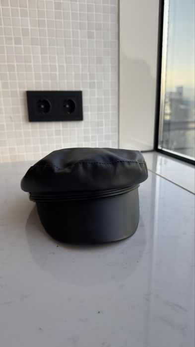 Кепка черная из кожзама