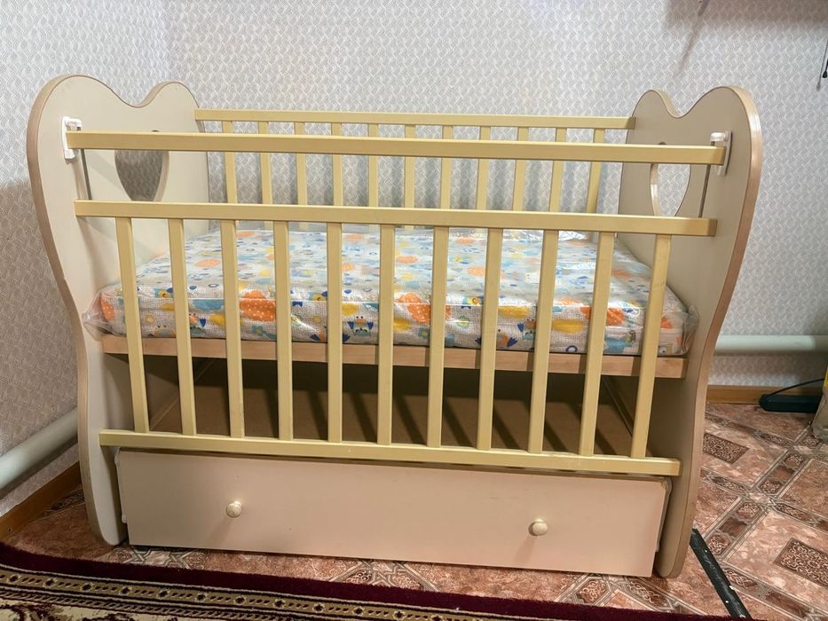 Детский кровать.