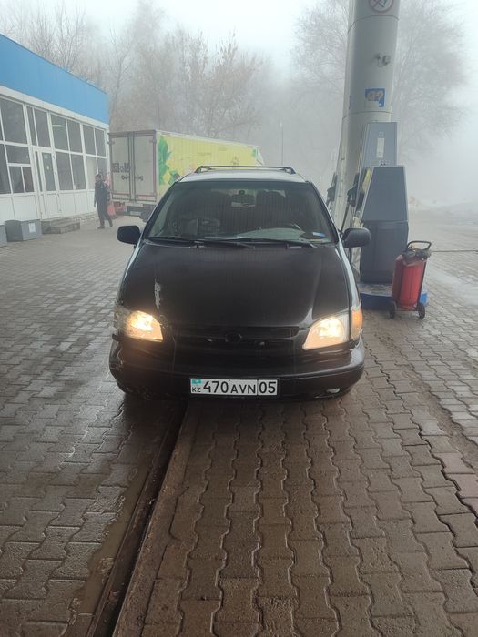 Продам машину тоиоту сиенну