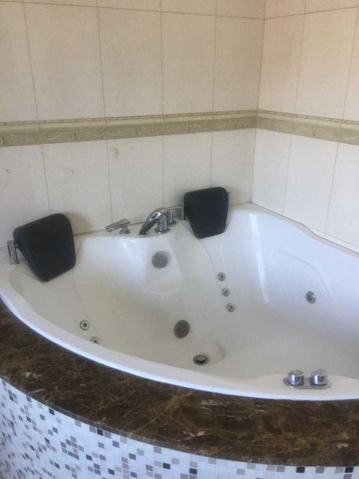 Джакузи с гидро массажем и подсветкой.