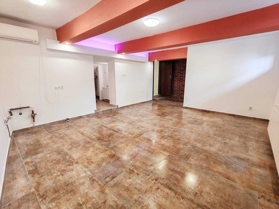 Vând Apartament la demisol cu 2 camere Zona Centrala!