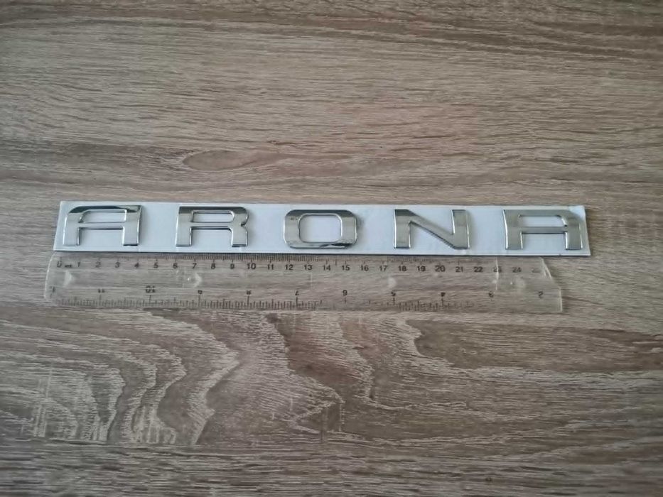 сребрист надпис Seat Arona