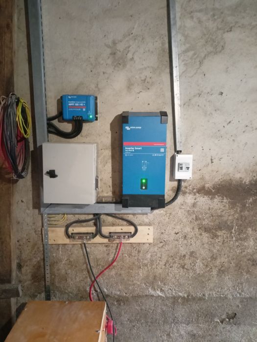 VİCTRON ENERGY ИНВЕРТОР соларен контролер и батерия