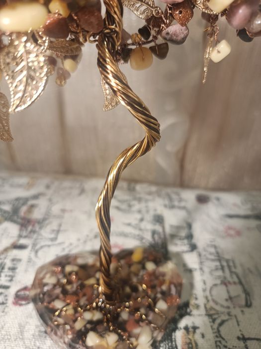 Дръвче от камъни,тел и смола