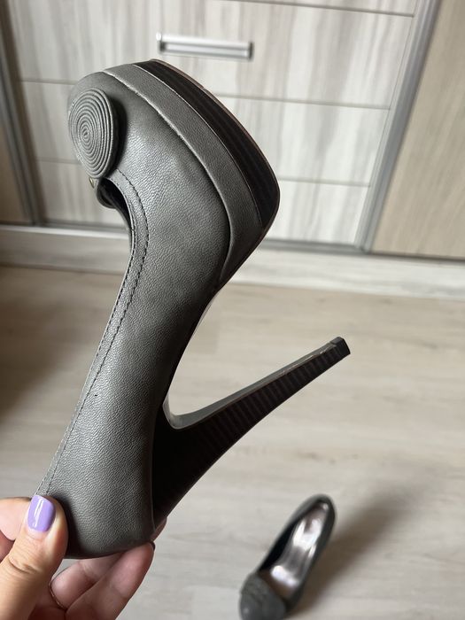 Обувки с висок ток