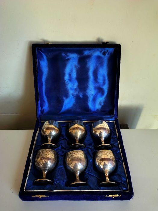 Прекрасен Комплект Стари Бронзови Чашки-EPNS