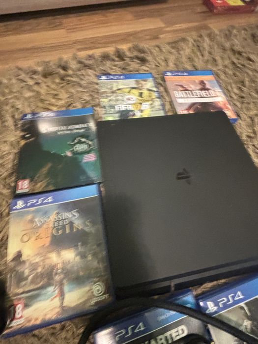 Vand URGENT! PS4 Slim MODAT! Cu multe jocuri si 2 controllere