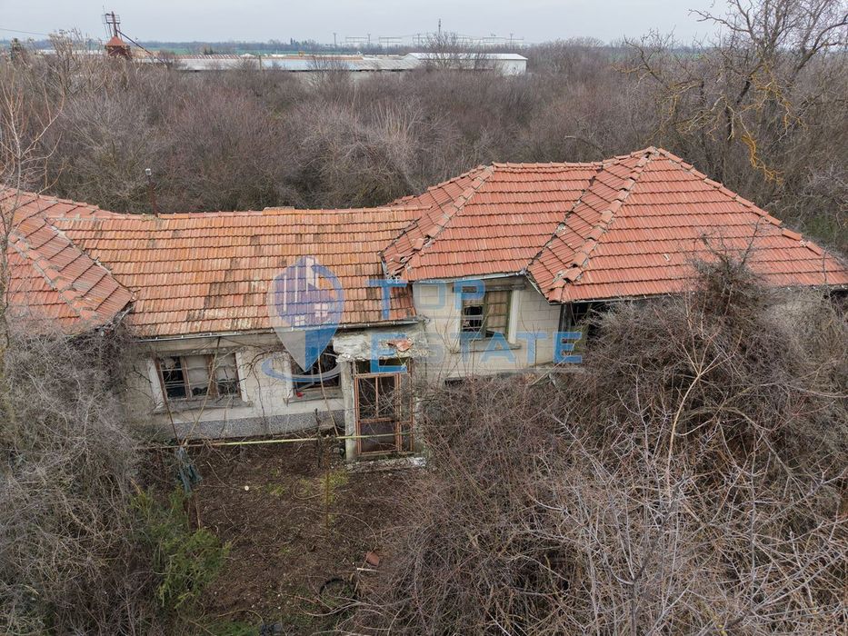 Тухлена къща с голям двор и кладенец в село Първомайци