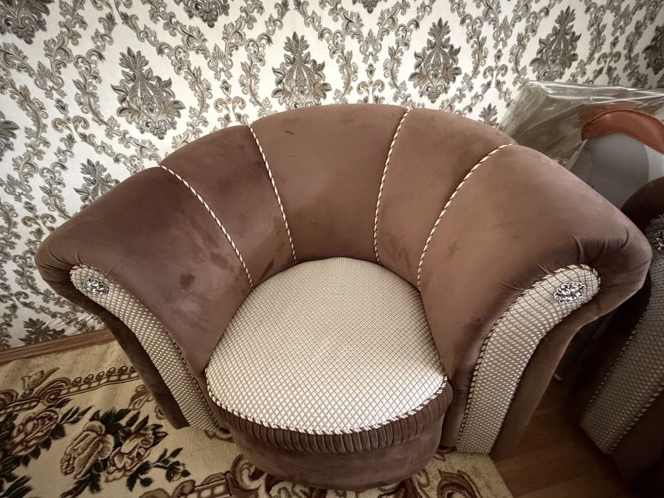 Продам диван и два кресла