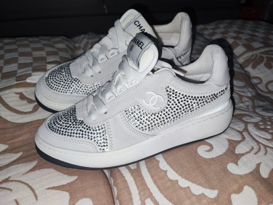 Кроссовки стильные