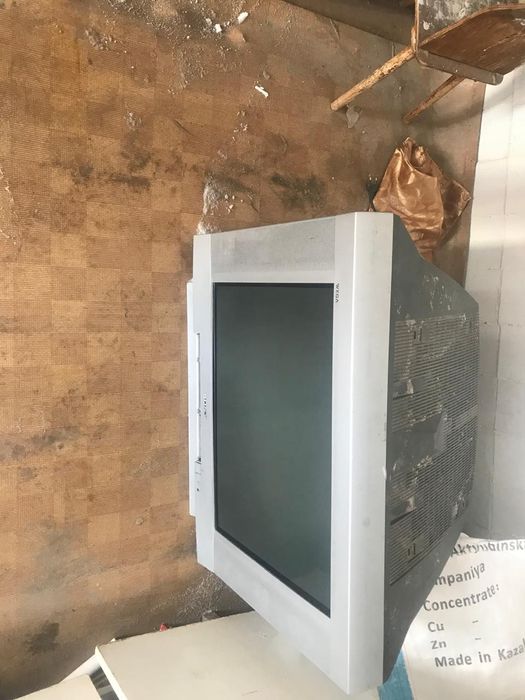 Продам два телевизора черный и серый