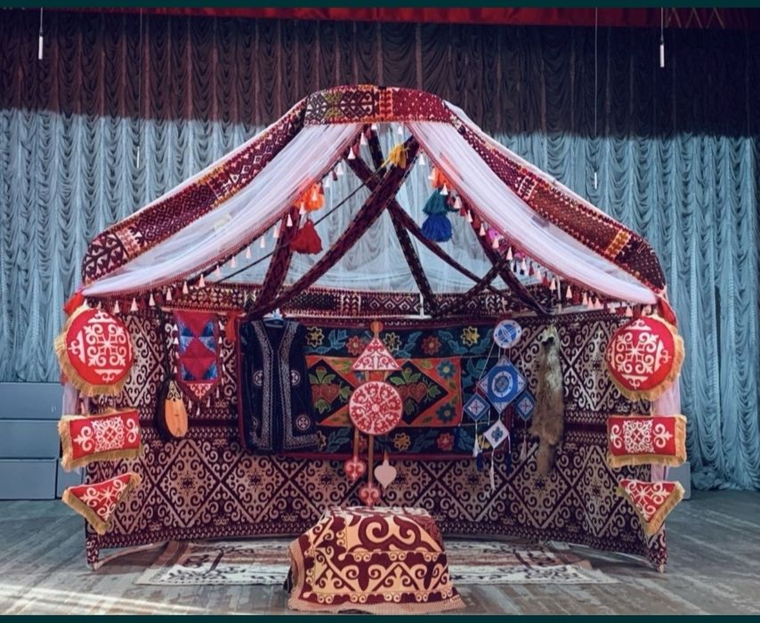 Полу юрта палатки.