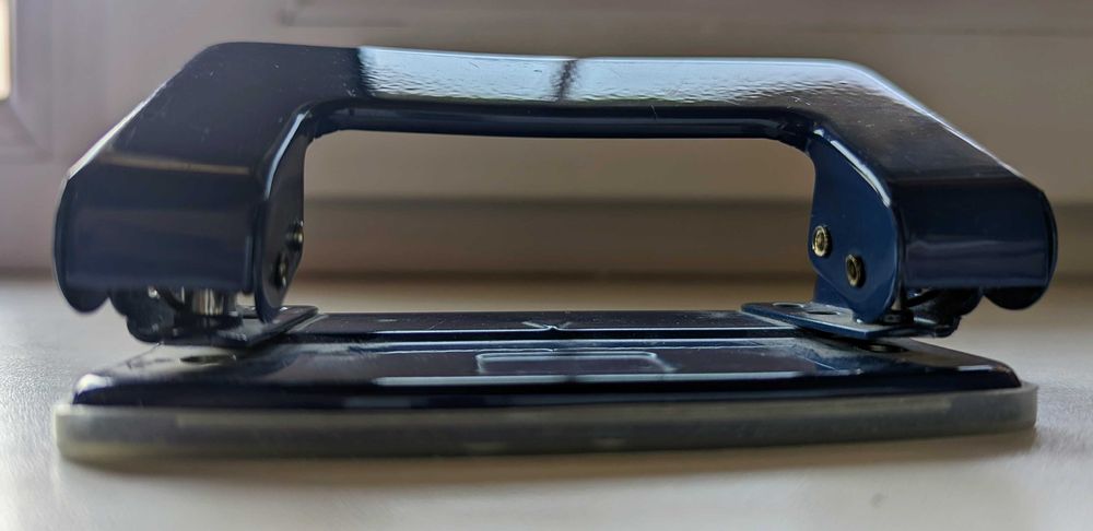 Дырокол канцелярный