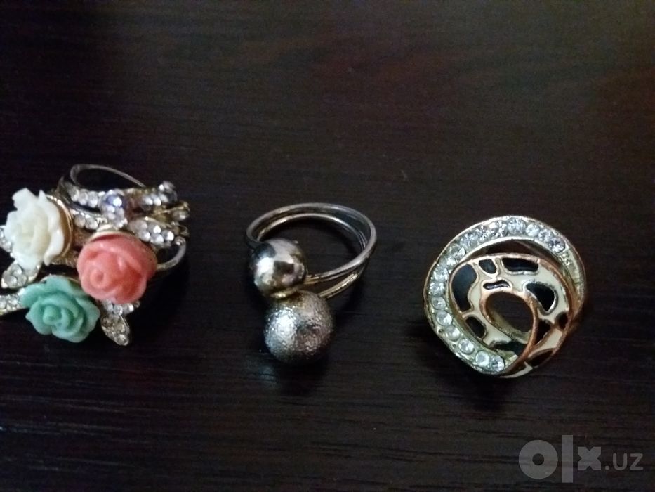 Серьги, кольца, бижутерия.