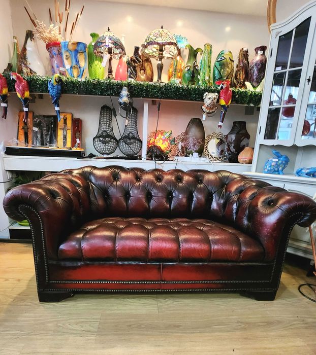 Кожен диван Chesterfield – тъмно бордо