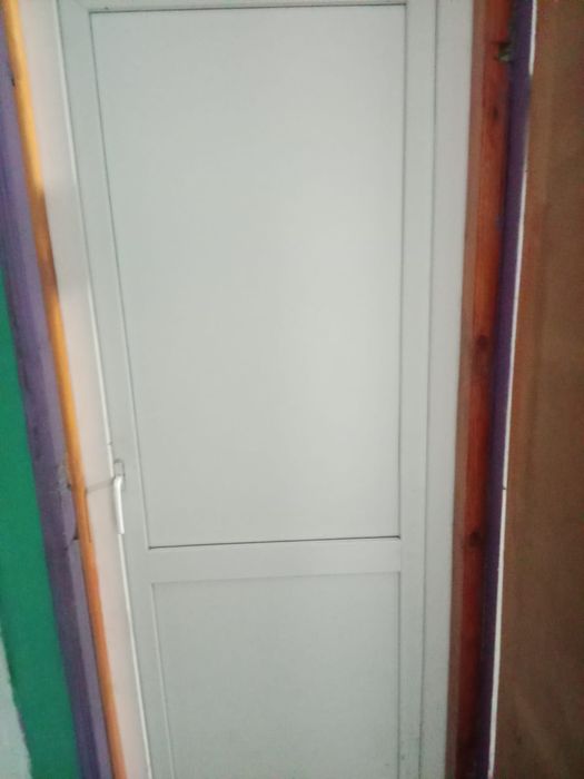 Продам пластиковый дверь