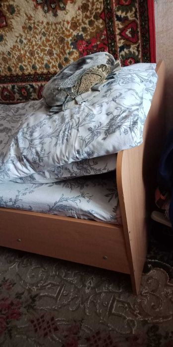 Кресло качалка б/у,кровать