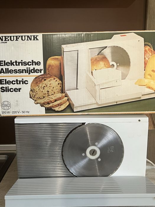 Немска електрическа резачка за хляб, колбаси, др.