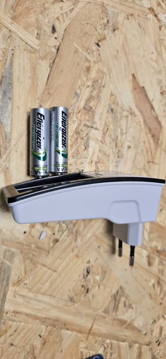 Incarcator cu 2 acumulatori AA Energizer
