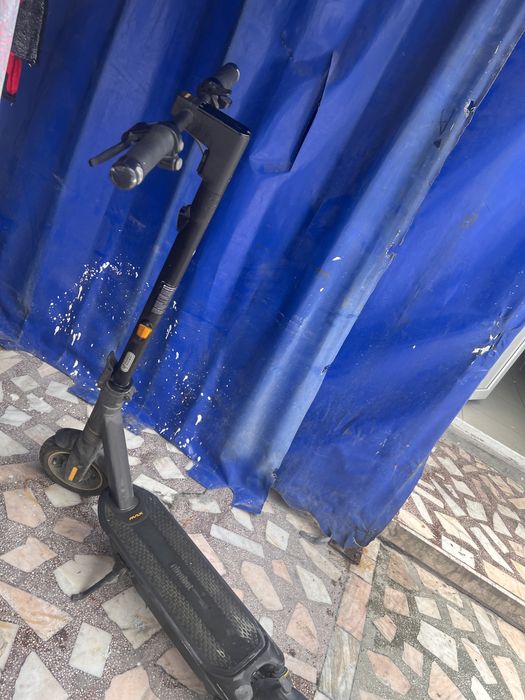 Vand trotineta este ca si  noua prinde 25 km h