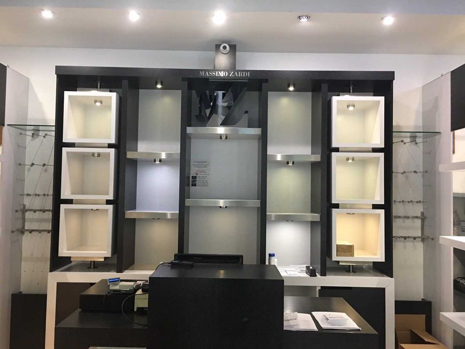 Мебели за обзавеждане на магазин