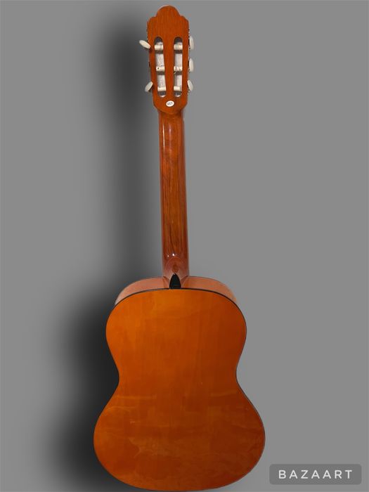 Акустическая гитара с металлическими струнами