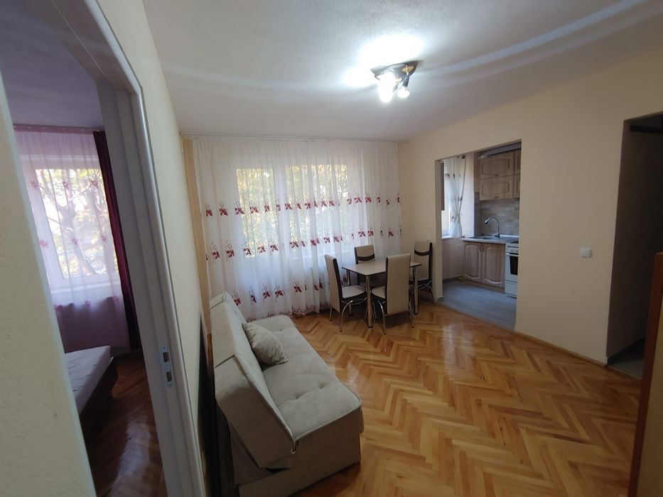 Apartament cu trei camere de închiriat