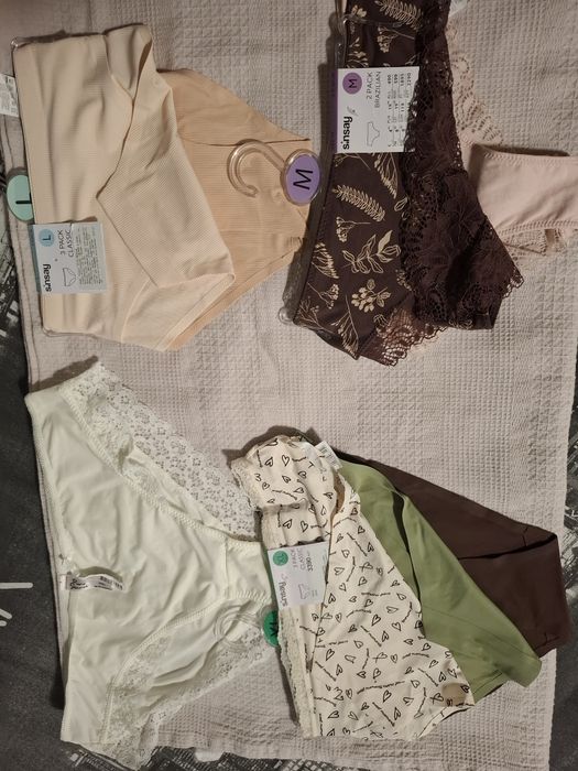Бюстгальтеры M&S,Вайкики, чашка D