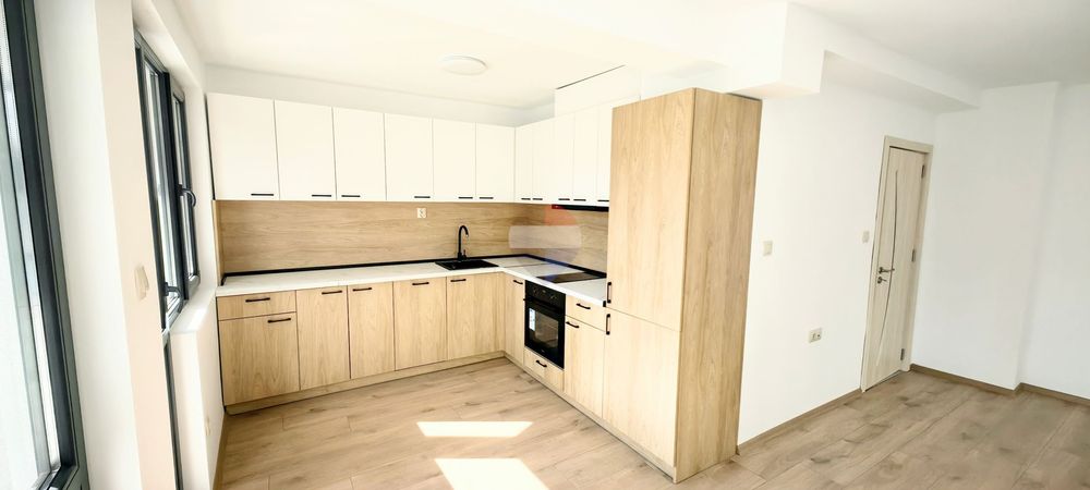 Продава се Тристаен апартамент в Варна, Център - 95 кв.м за 2315 €/кв.м - Снимка #2