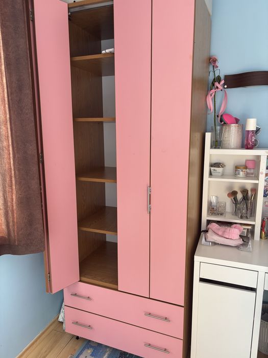 Гардероб по поръчка с рафтове, лост за закачалки и чекмеджета