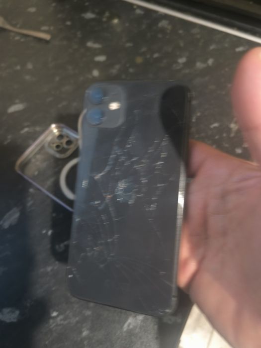 iPhone 11 capac spate fisurat baterie 83%