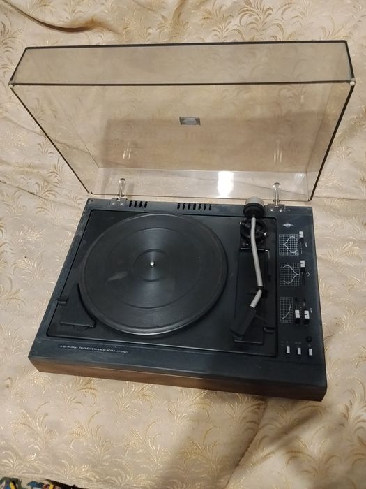 Виниловый проигрыватель