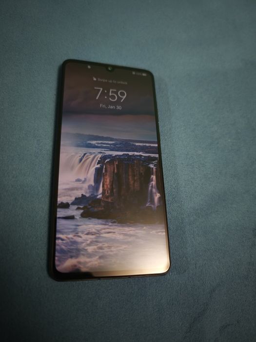 Продавам Huawei p30