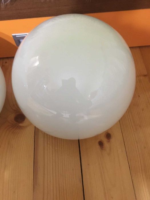 Глобуси от млечно стъкло