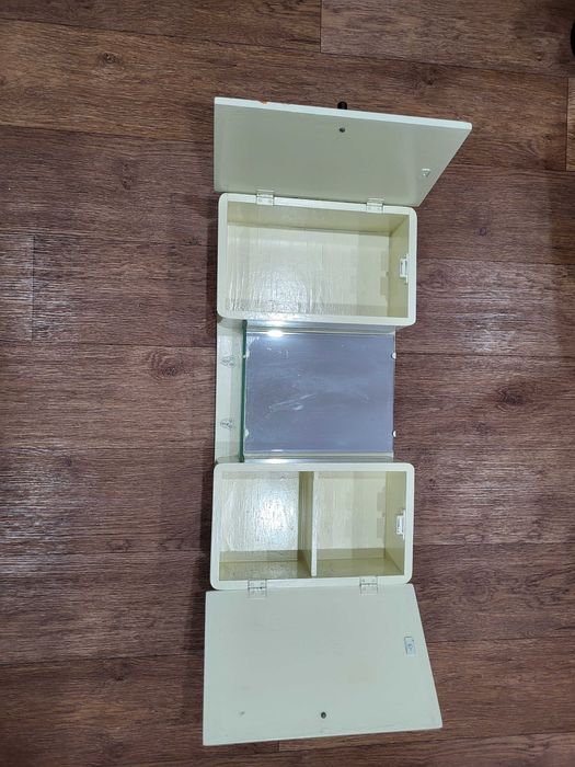 Настенная полка со шкафчиками