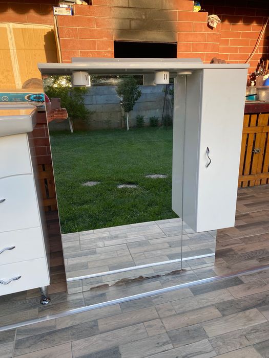 Vând mobilier baie . 90 x 90 corp chiuveta , oglinda 90 x 100 .